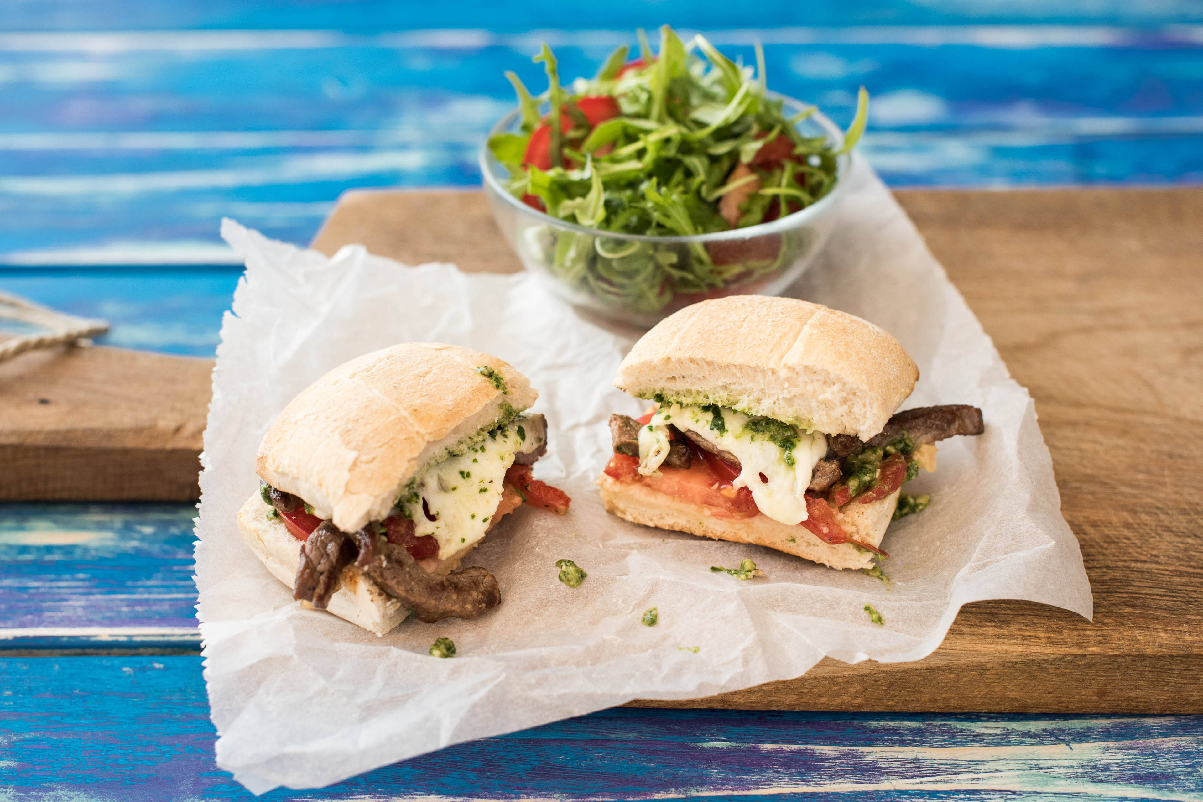 Rinderfleisch-Burger mit selbstgemachtem Pesto