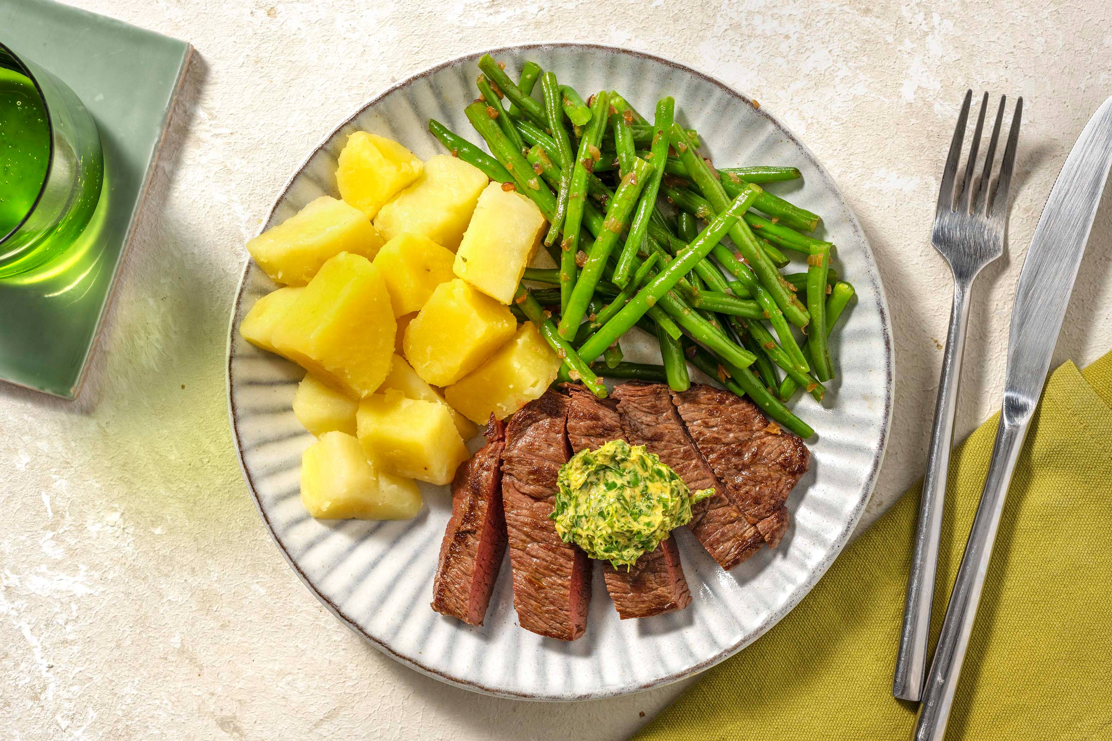 Rinderhüftsteak mit Peperoni-Kräuter-Butter