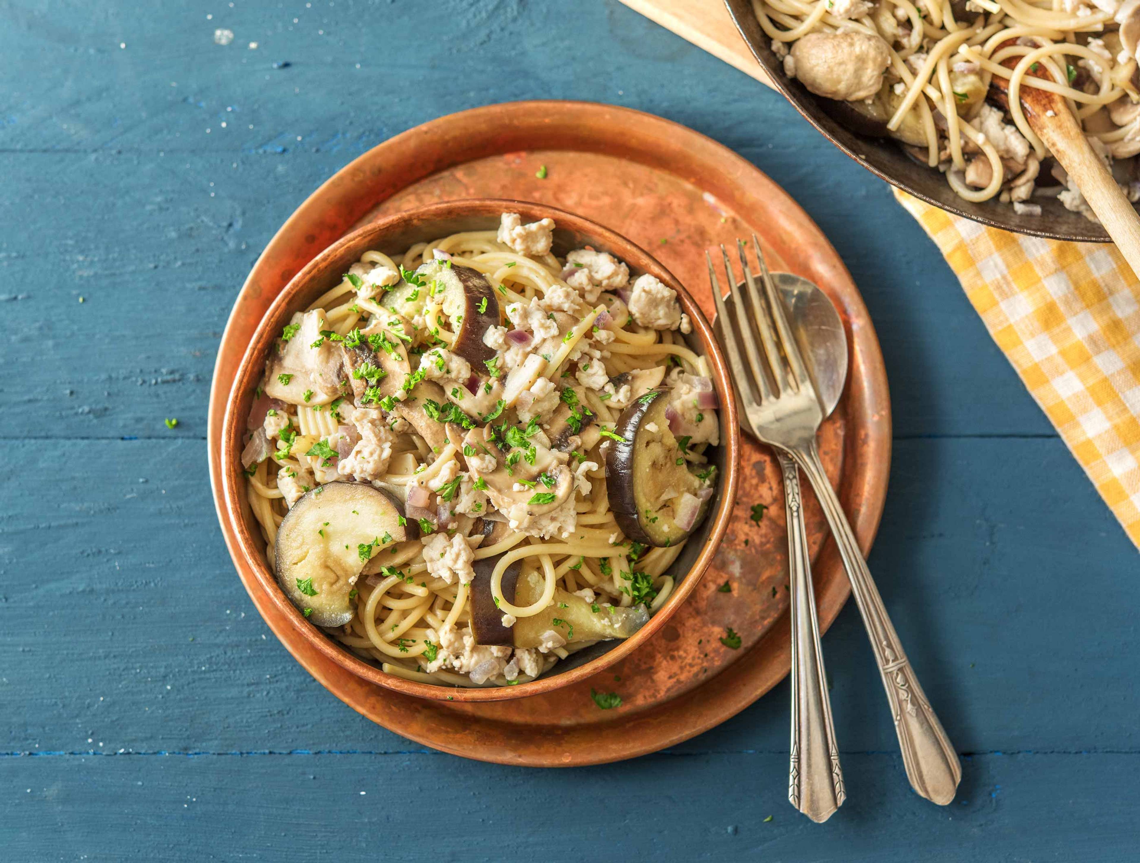 Romige spaghetti met kipgehakt, aubergine en champignons