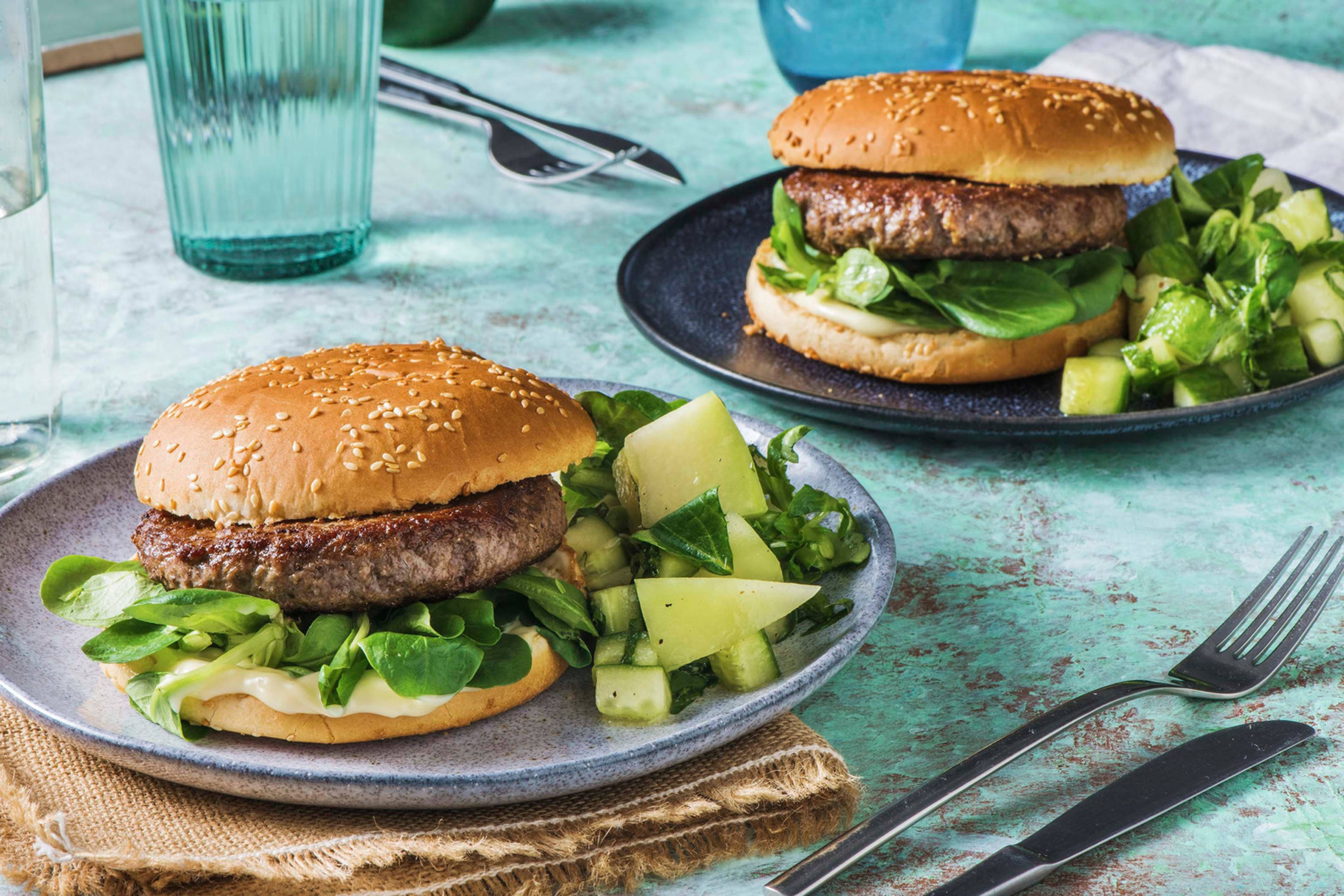 Salade de melon estivale et hamburger