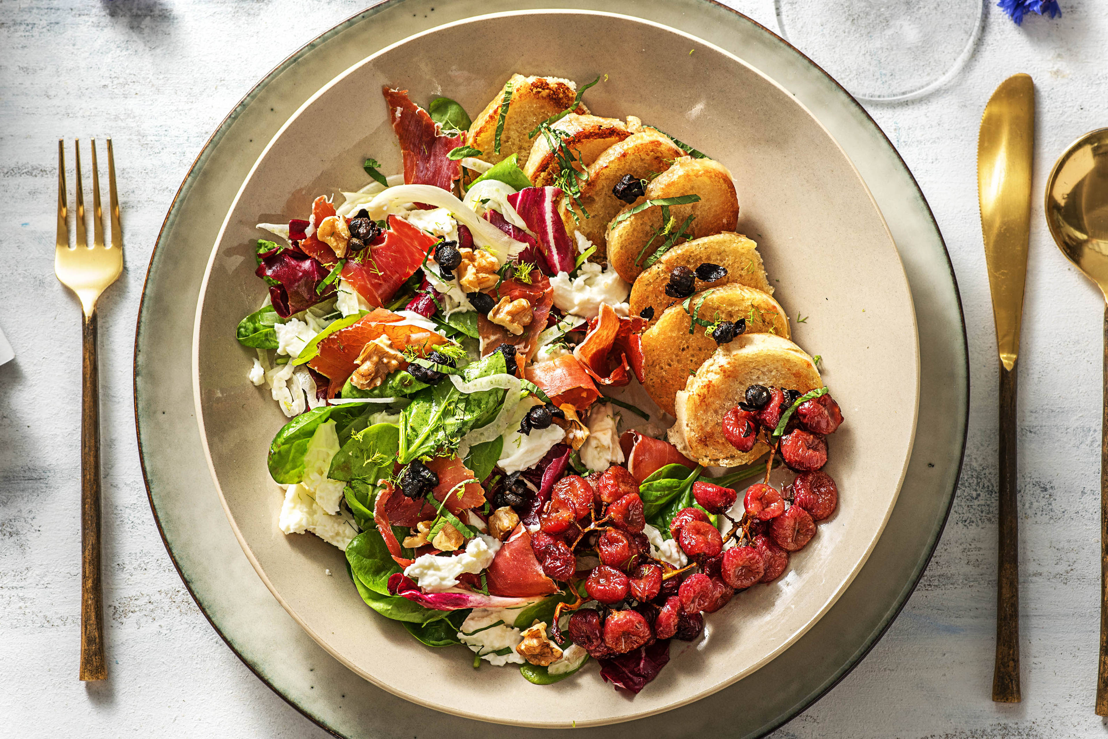 Salade met buffelmozzarella en serranoham