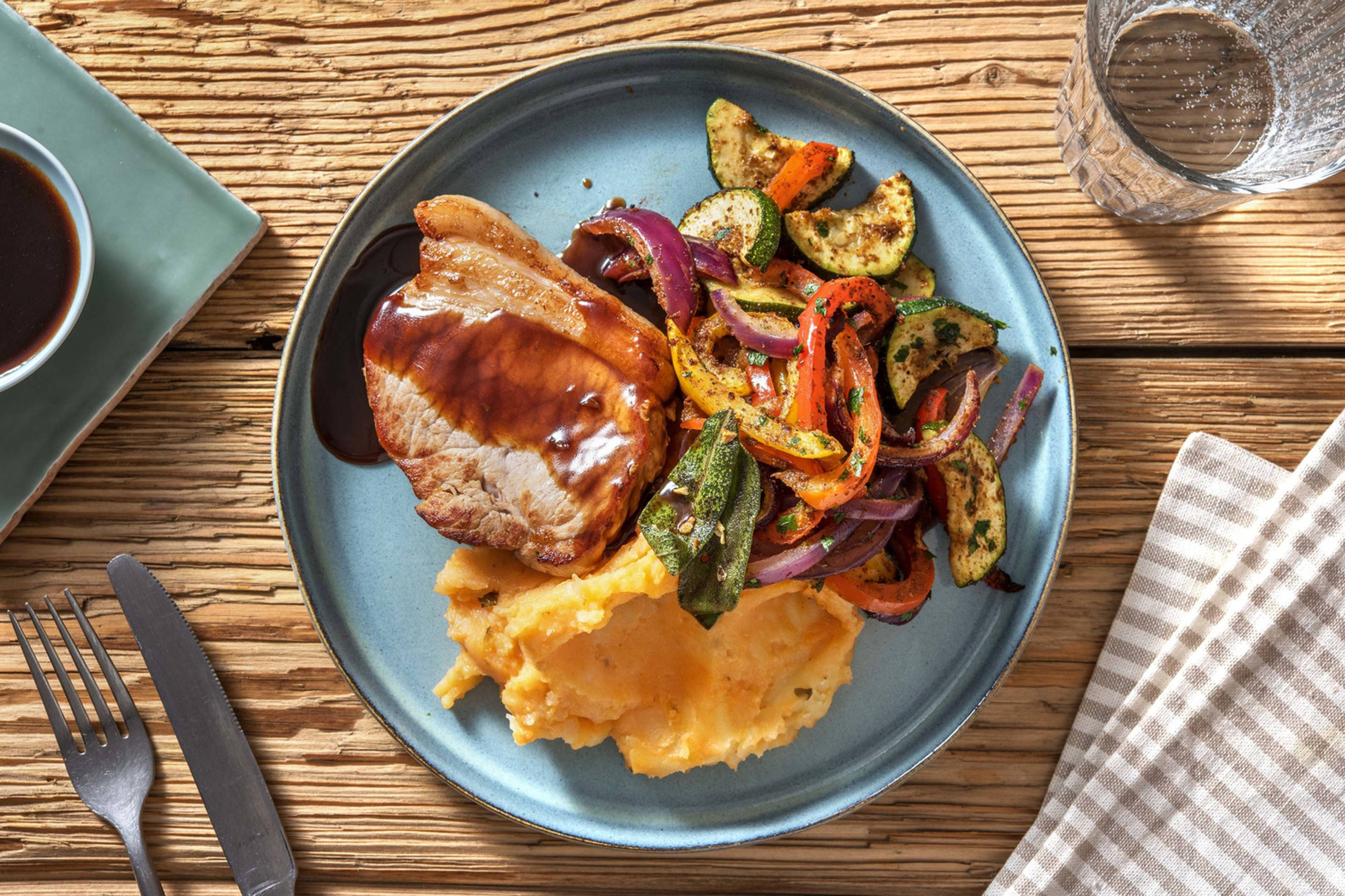 Salbei-Schweinesteaks mit Tomaten-Kartoffel-Püree