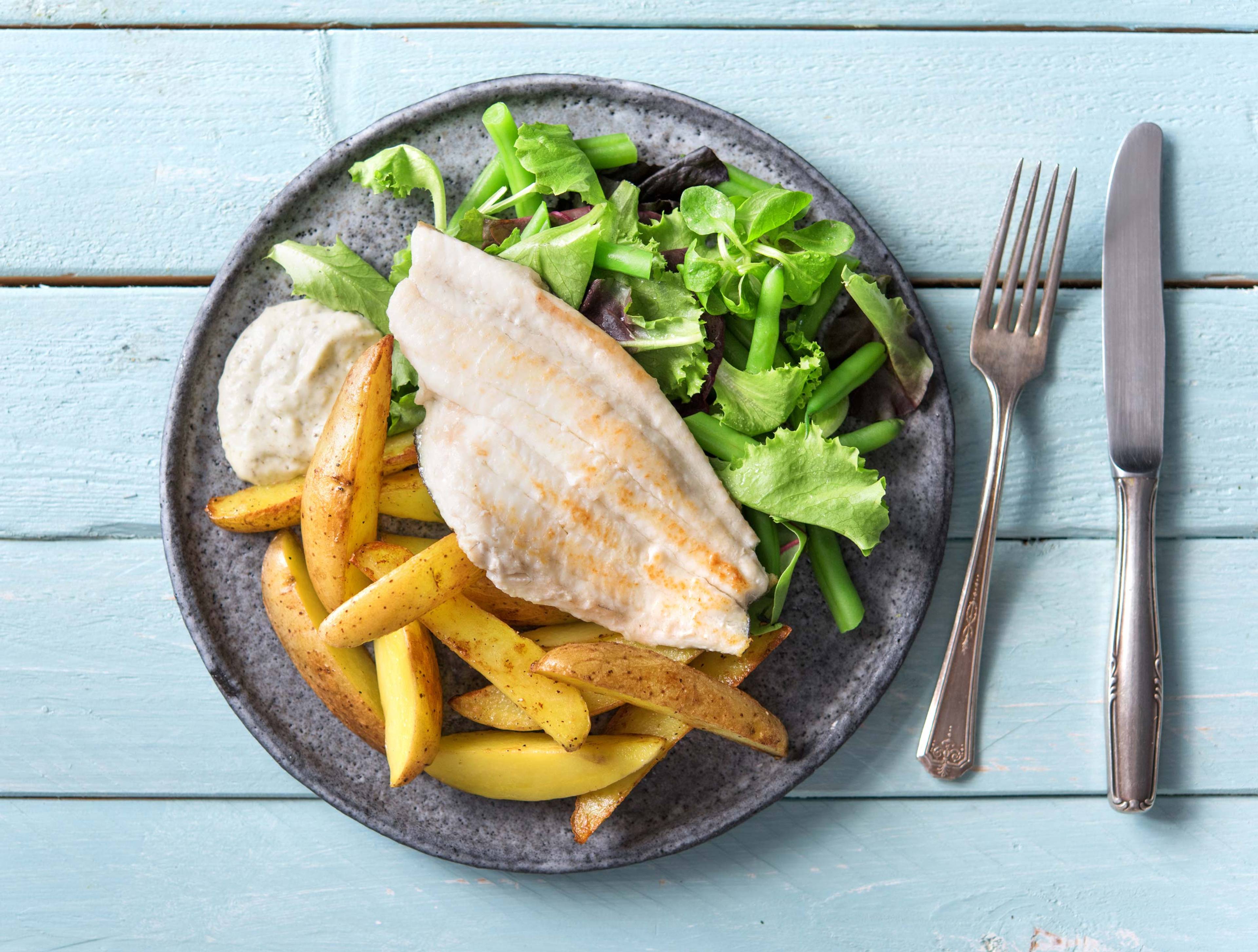 Scholfilet met ravigottesaus, ovenaardappelen en salade van sperziebonen