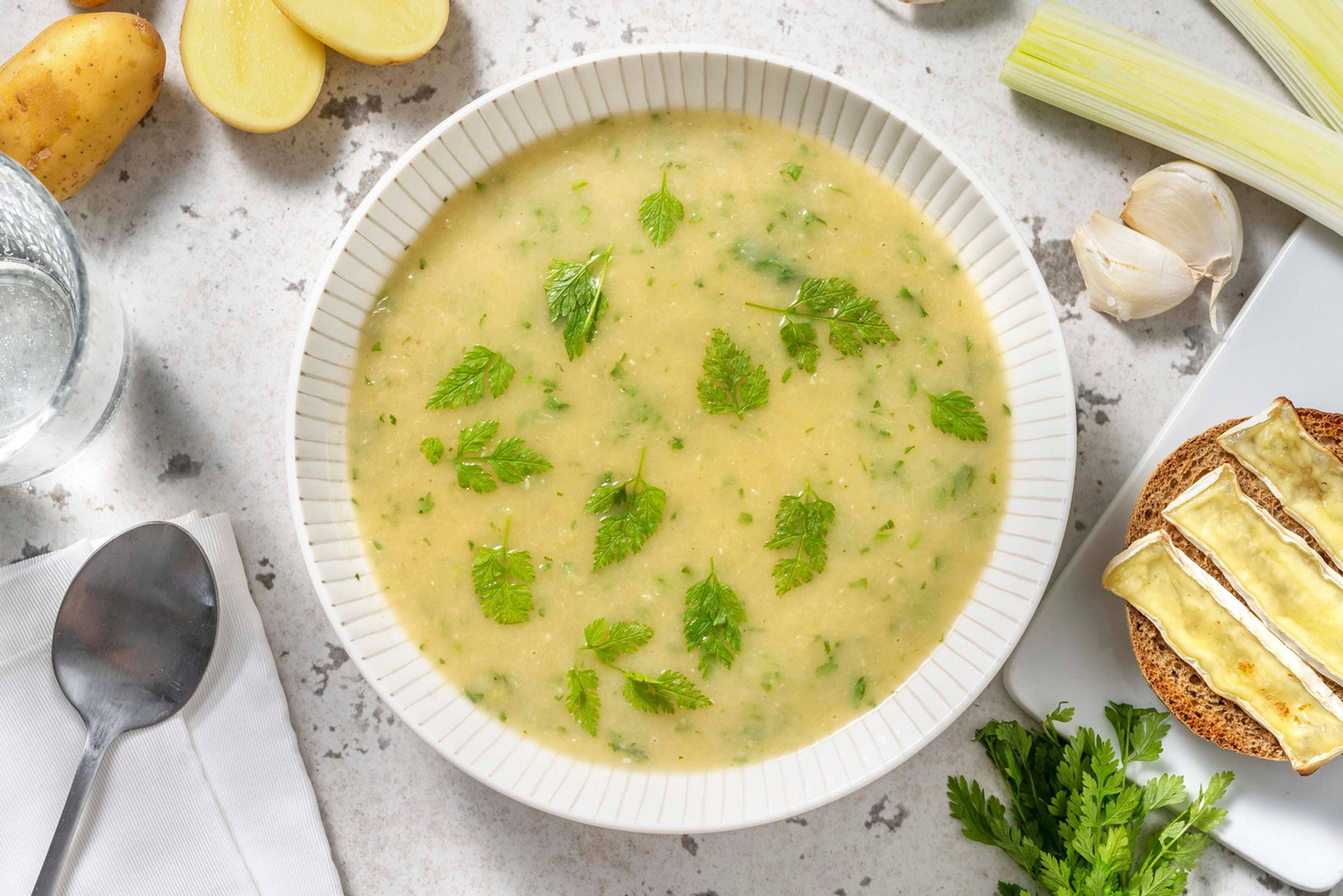 Soupe de cerfeuil, pommes de terre et poireau