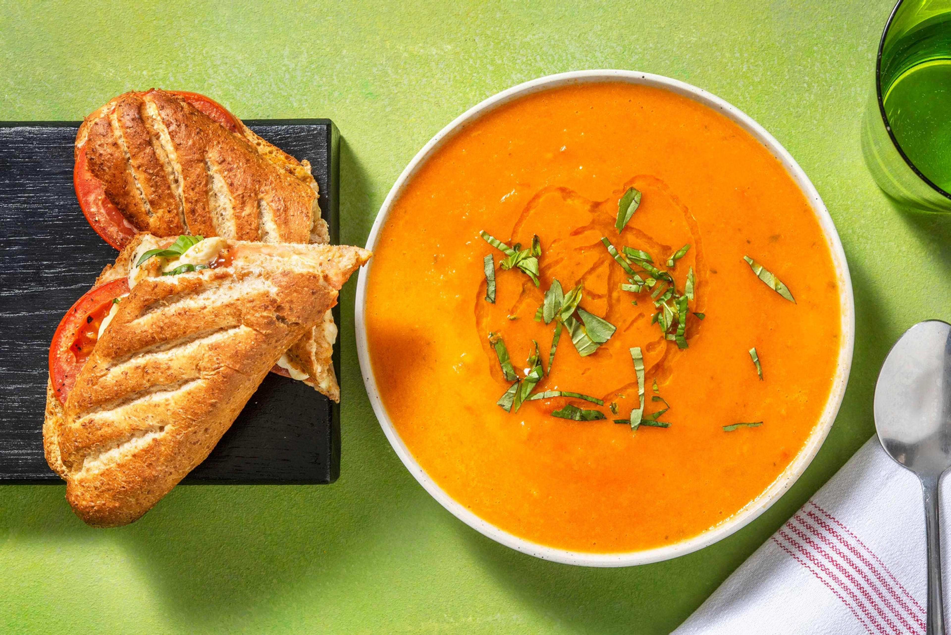 Tomatensoep met warm belegde demi-baguette