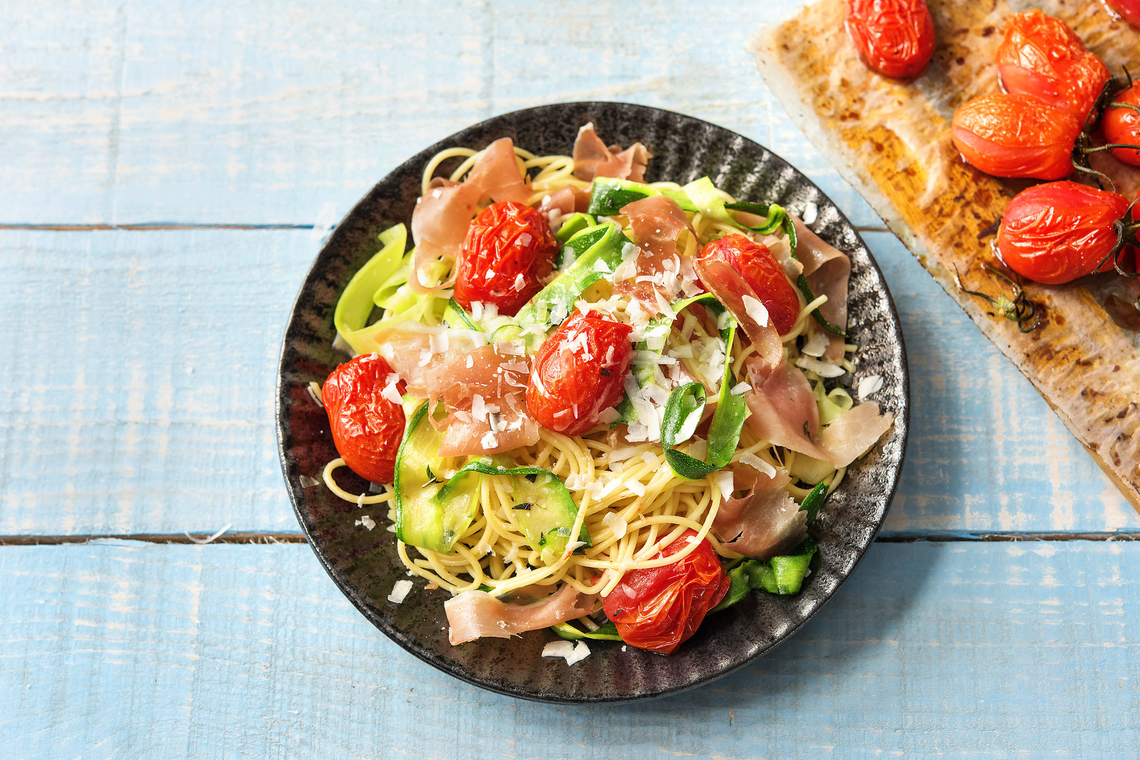 Spaghetti met serranoham en courgettelinten