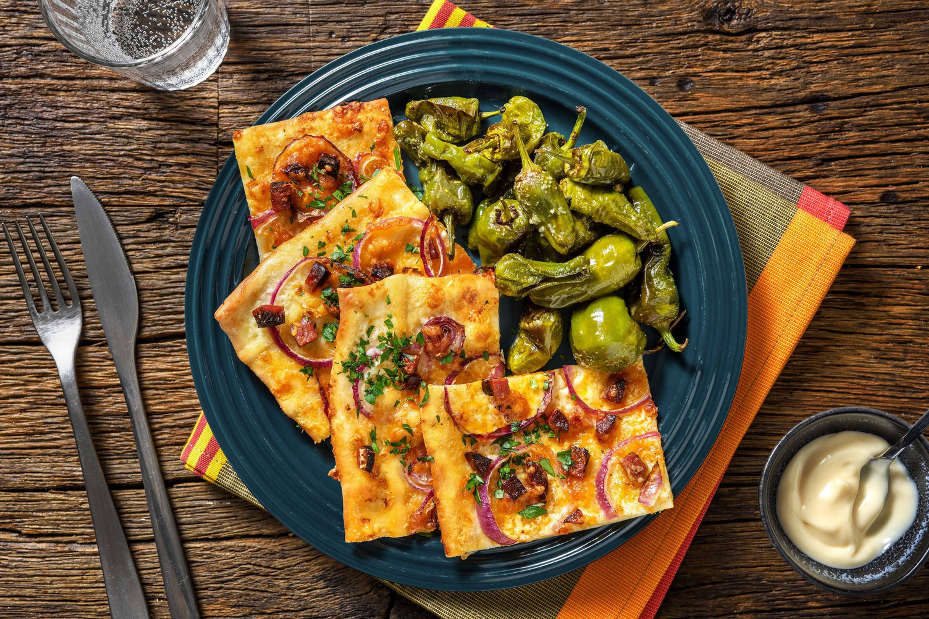 Spanischer Flammkuchen mit Chorizo