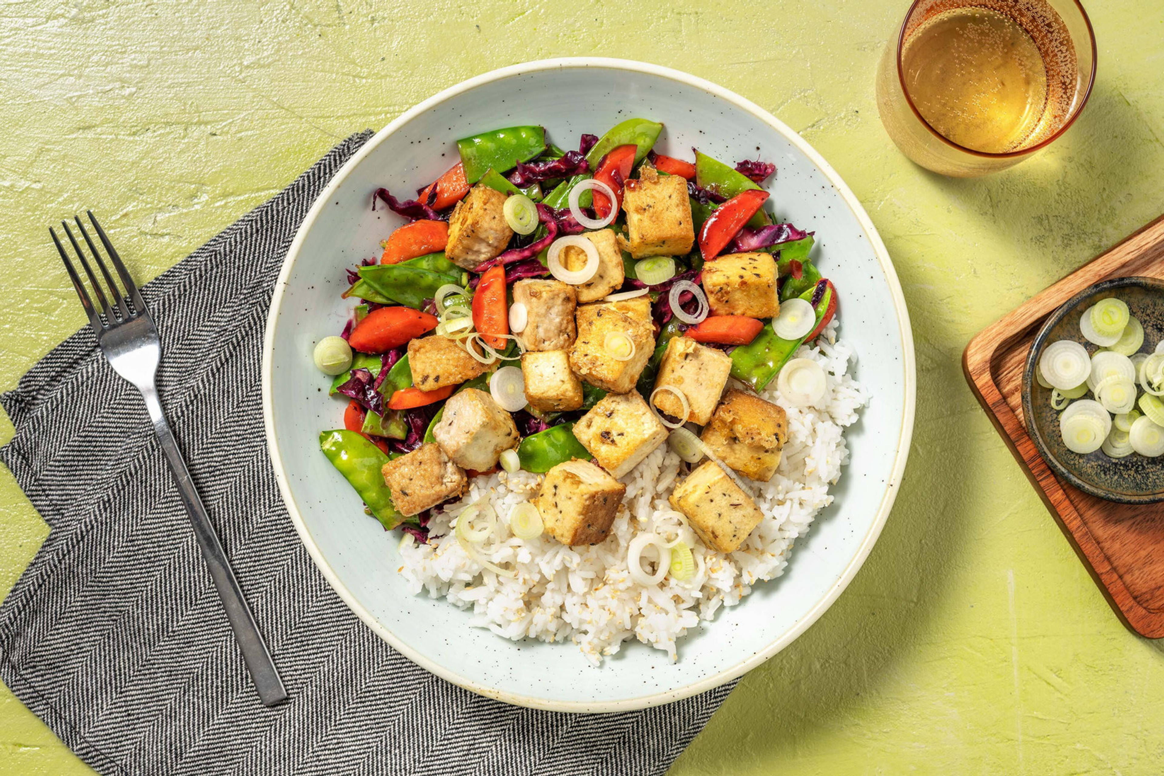 Stir Fry mit Sticky Tofu, Rotkohl & Kefen