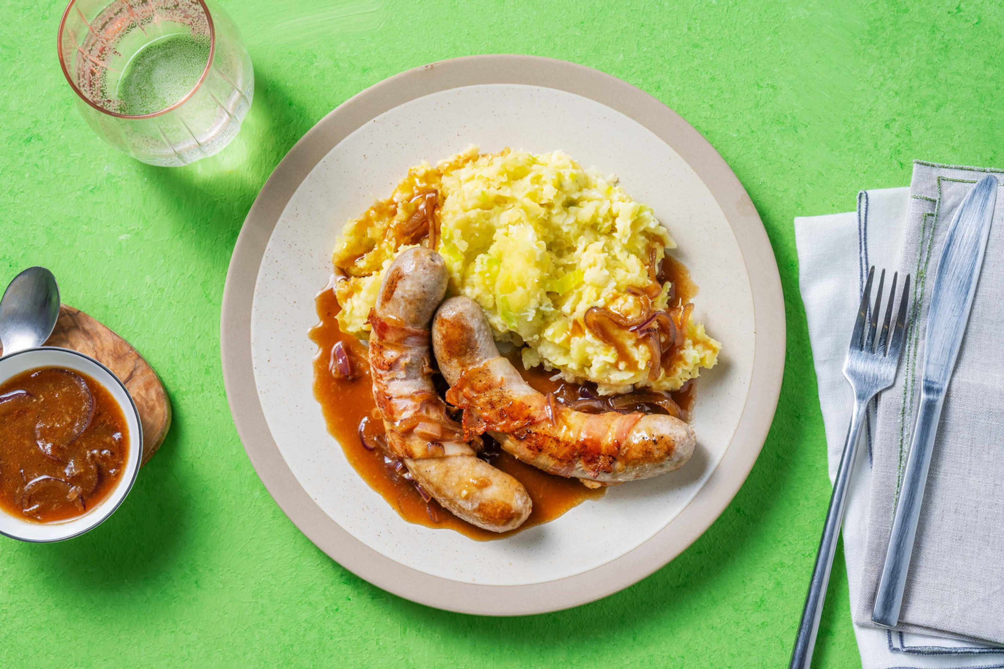 Stoemp de panais & poireau avec saucisses de porc lardées
