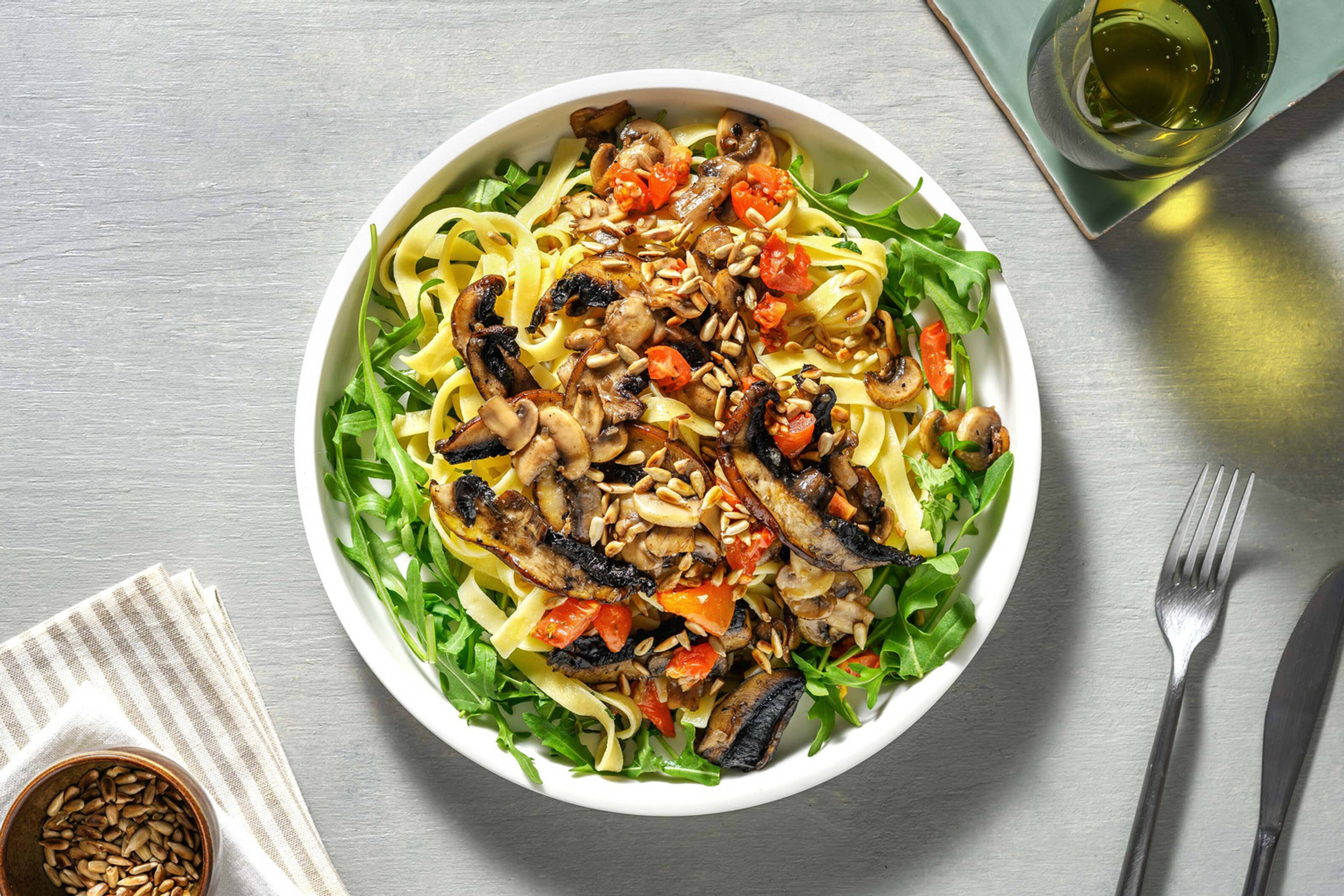 Verse tagliatelle met gebakken paddenstoelen