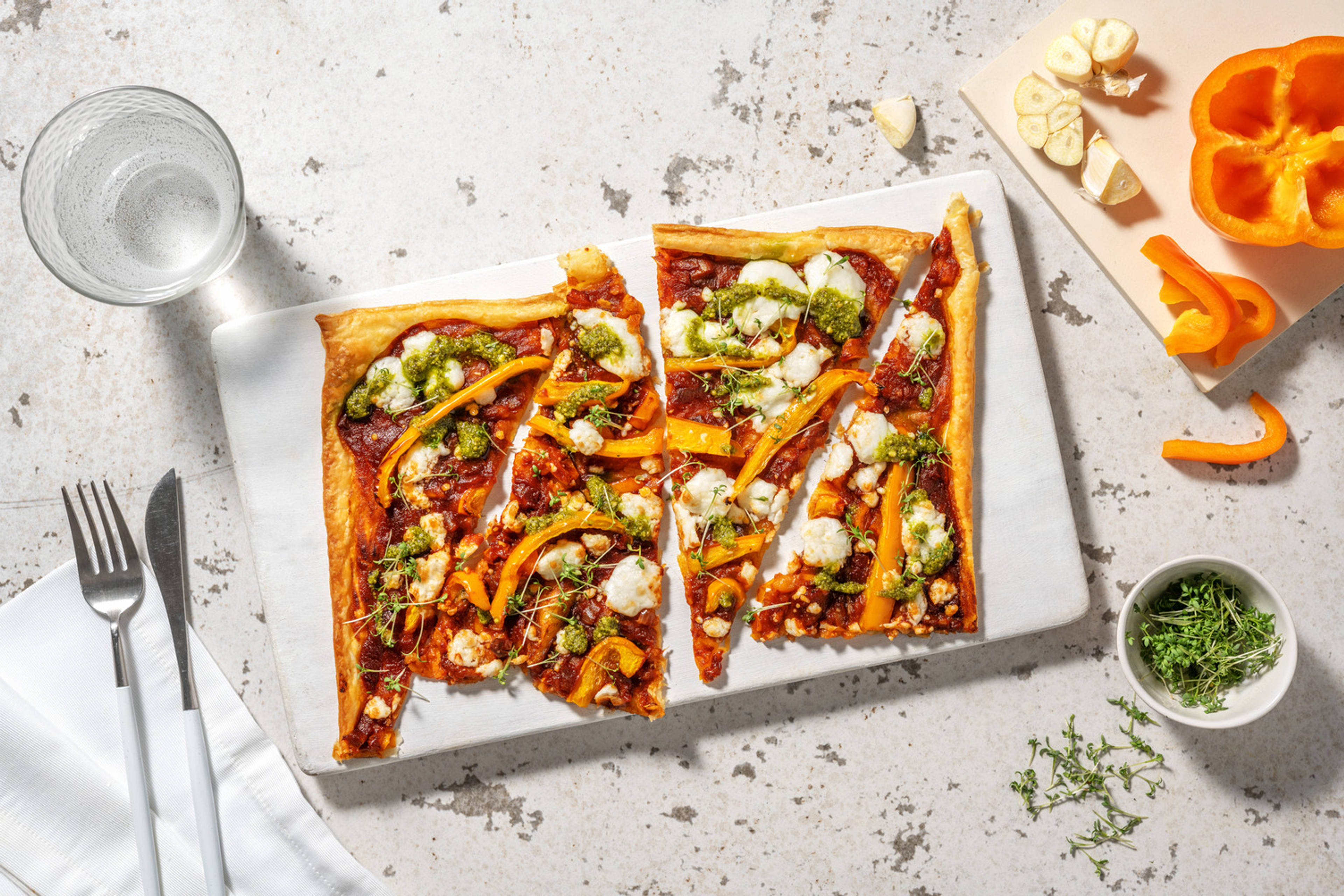 Tarte fine au fromage de chèvre et sauce au poivron