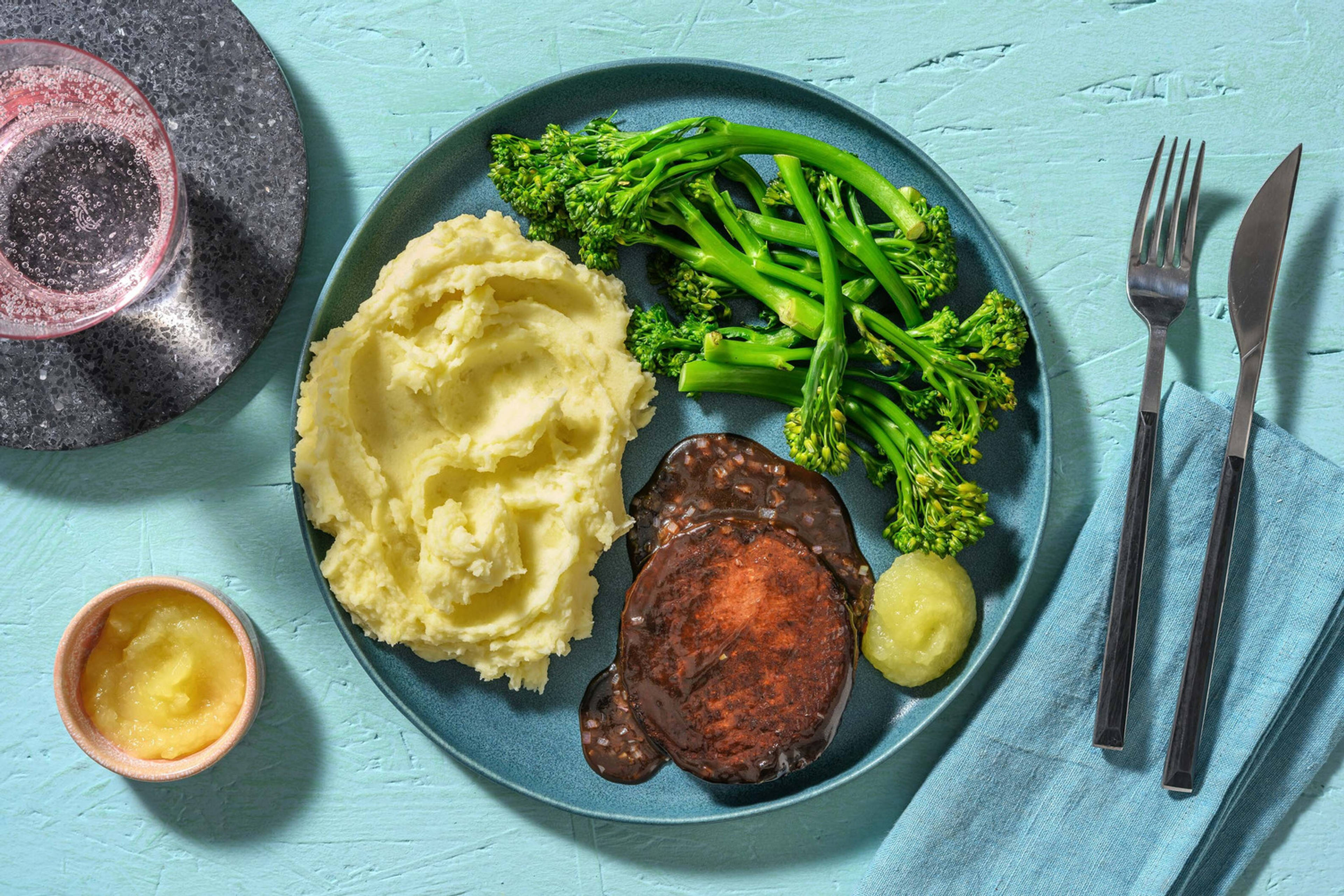 Vegane Bouletten in Pflaumensoße, dazu Apfelkompott