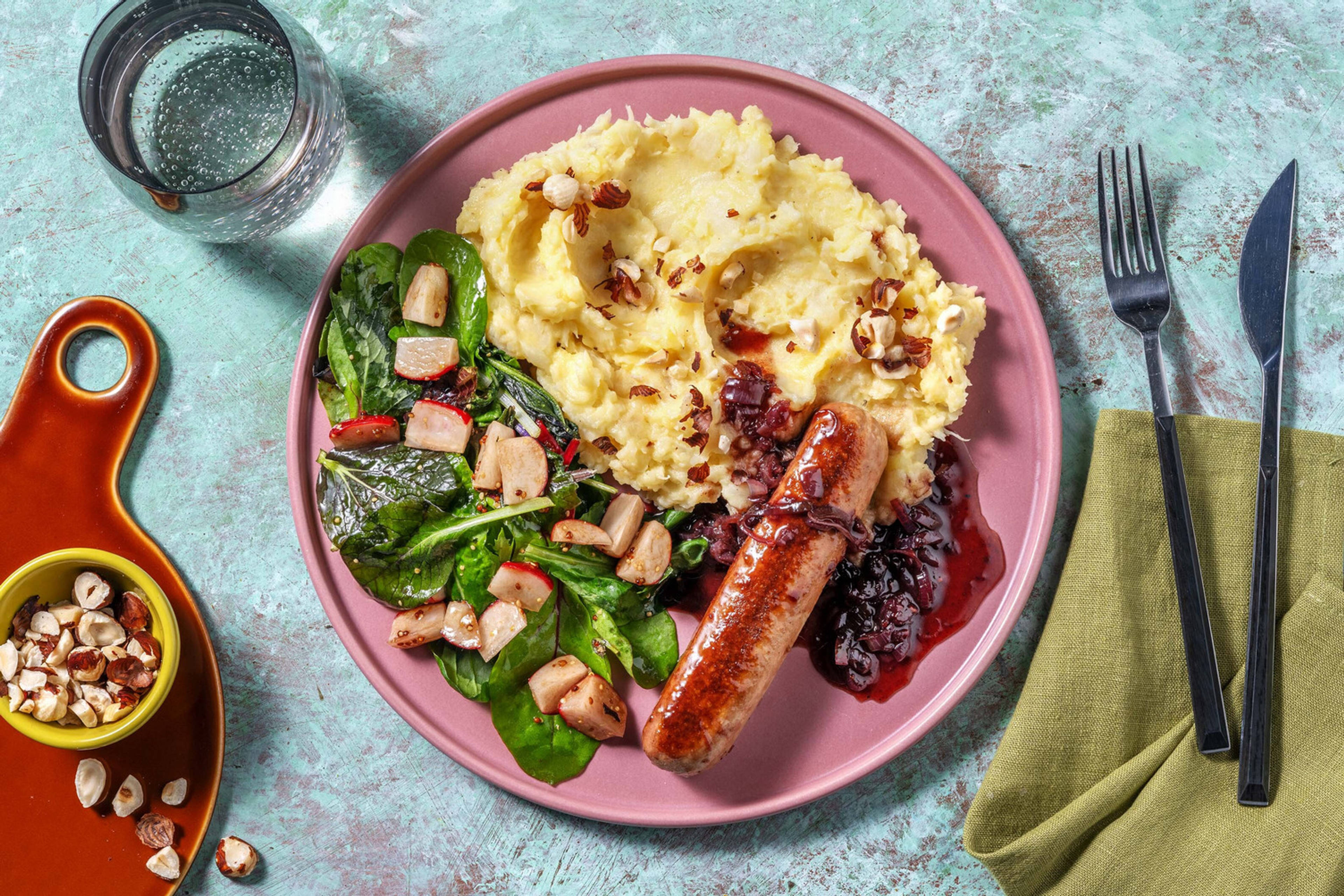 Vegane Bratwurst mit Zwiebelsoße & Feldsalat