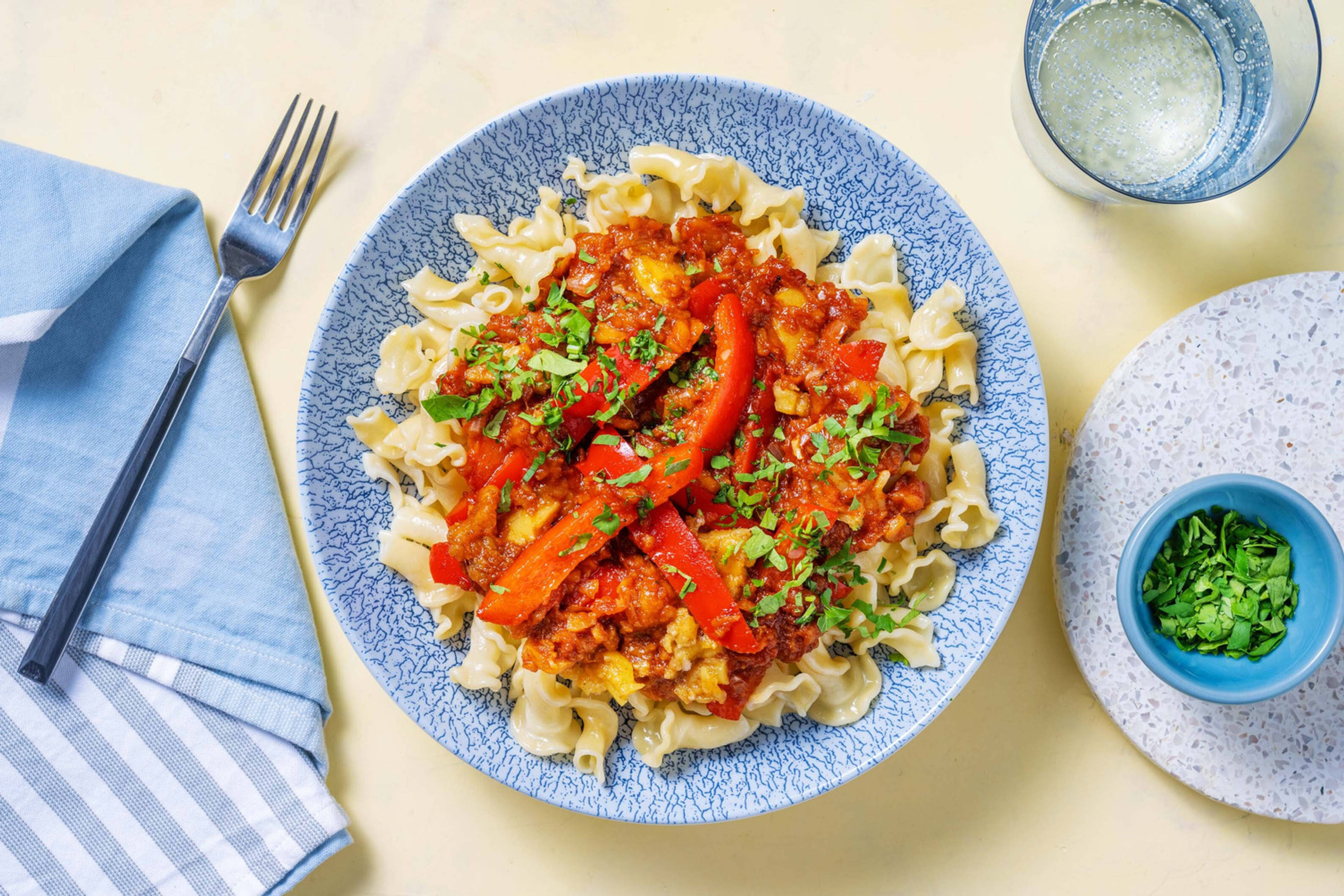 Veganes Jackfruit-Gulasch mit Peperoni