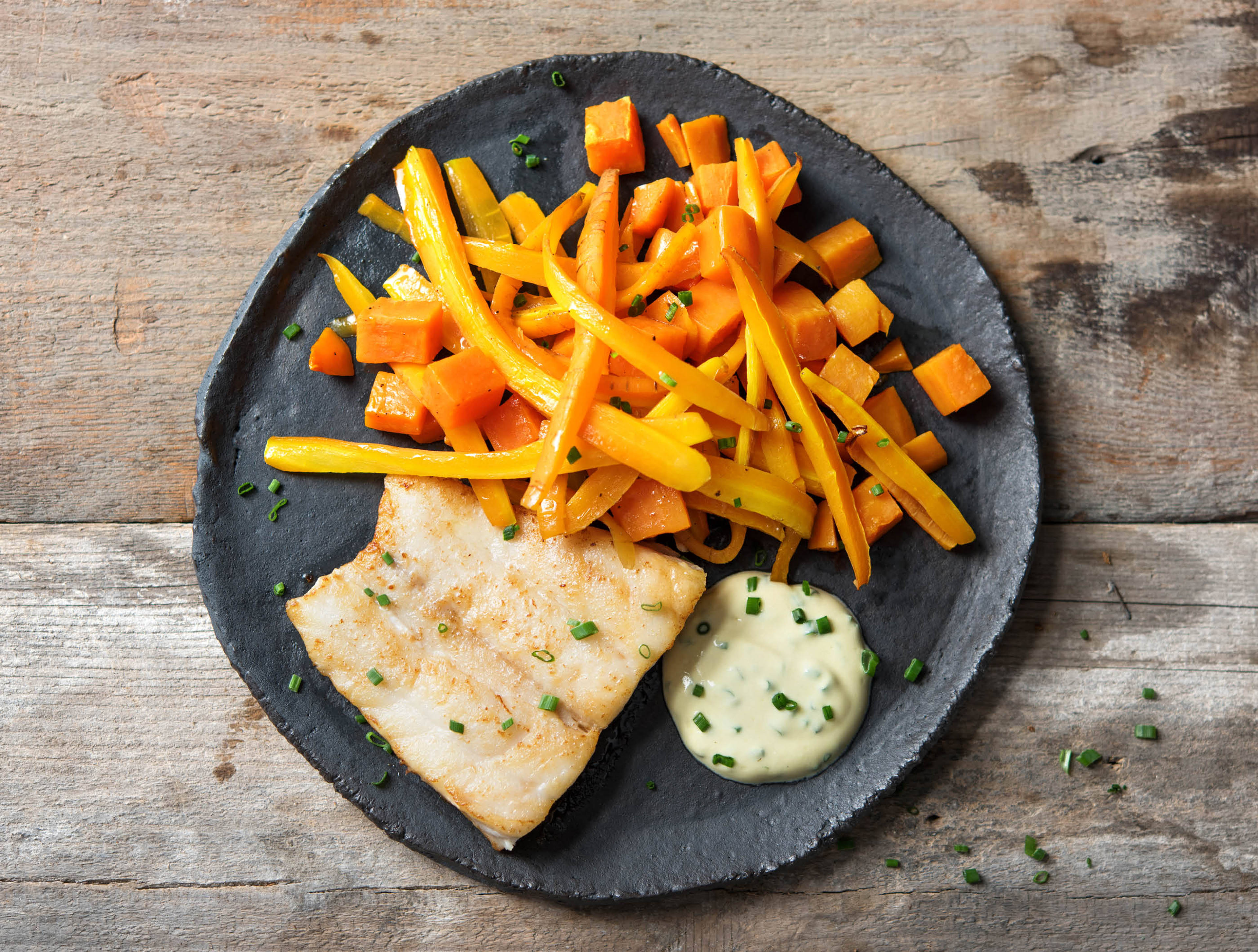 Victoriabaarsfilet met geroosterde groenten en yoghurt-bieslooksaus