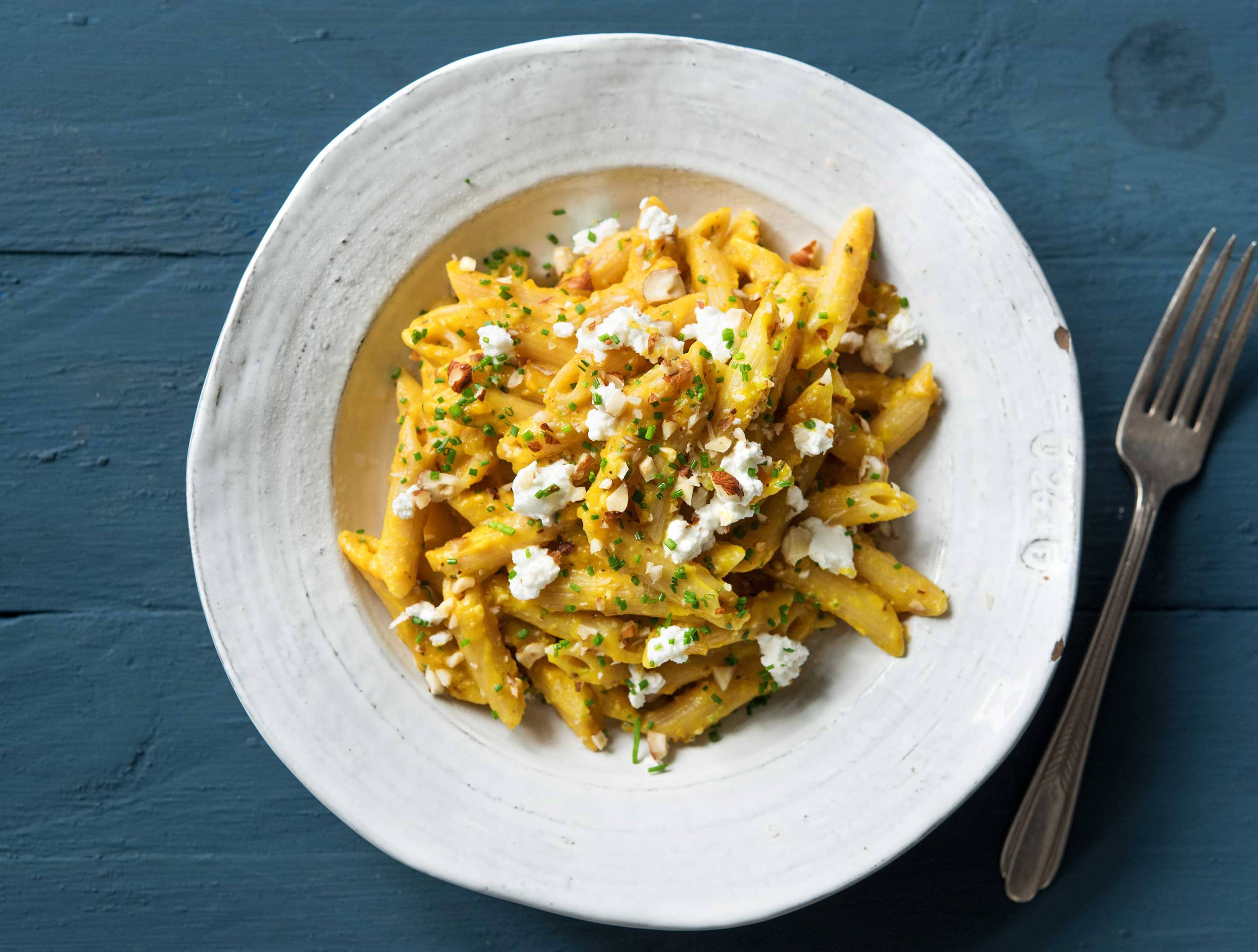 Volkoren penne met pompoencrème en hazelnoten