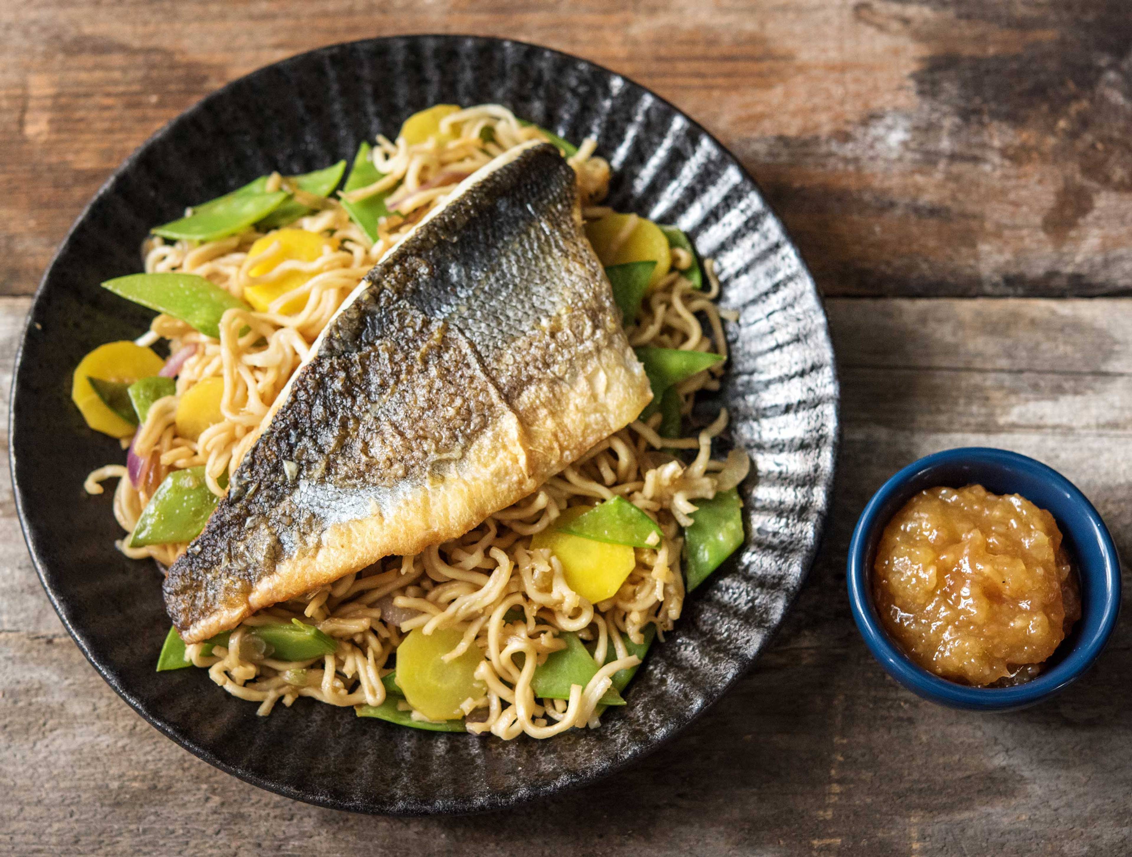 Zeebaarsfilet met noedels en zoete mangochutney