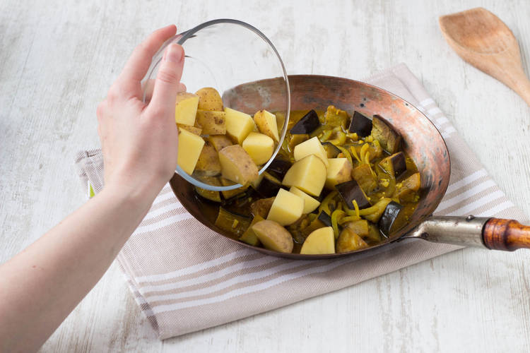 Add potatoe cubes to pan