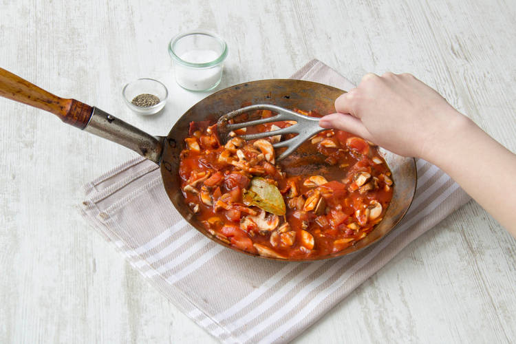 Cook tomatoes, mushrooms and a bay leave