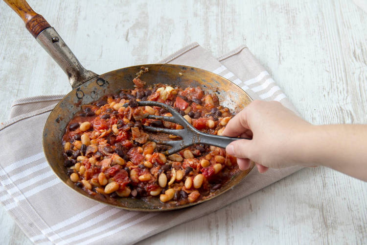 Cook paprika, tomatoes and beans