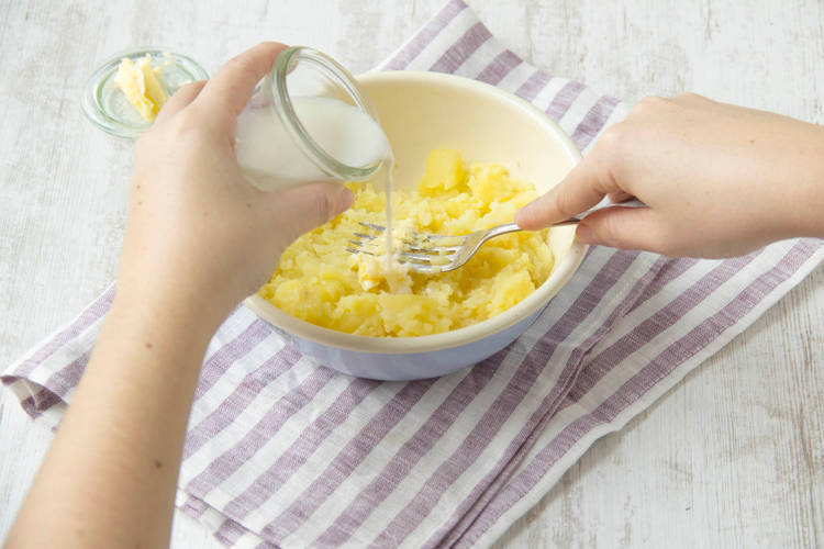 Mash the potato with milk