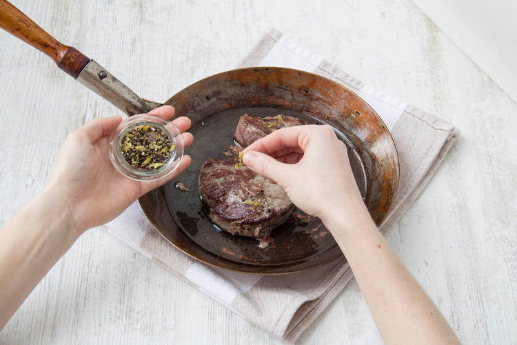 Steak braten und würzen