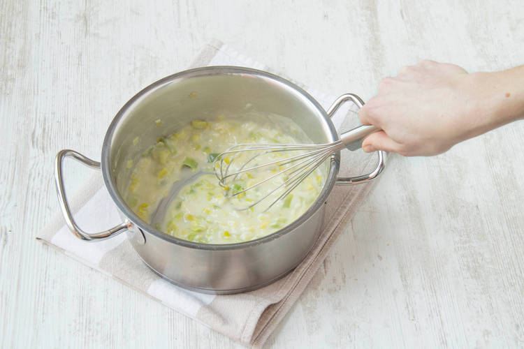 Lauchcremesoße zubereiten, Crème fraîche und Mehl unterrühren