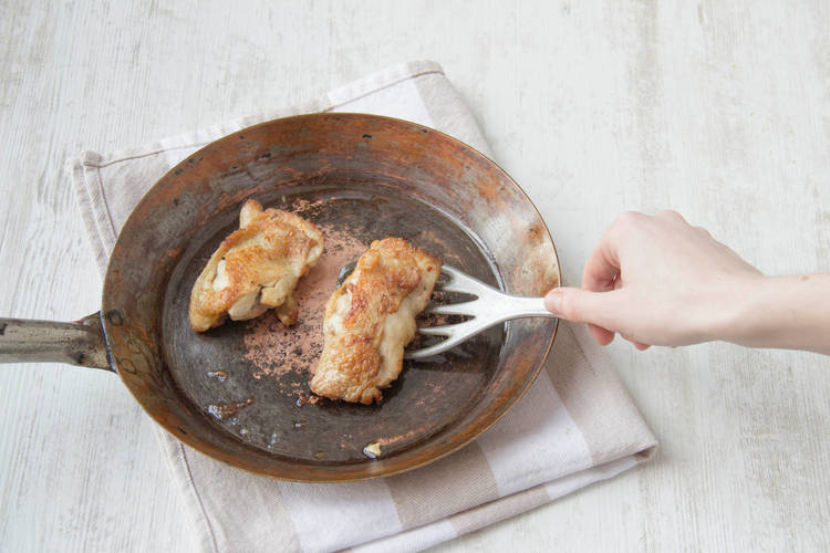 Hähnchenfleisch mit Salz und Pfeffer bestreuen und braten