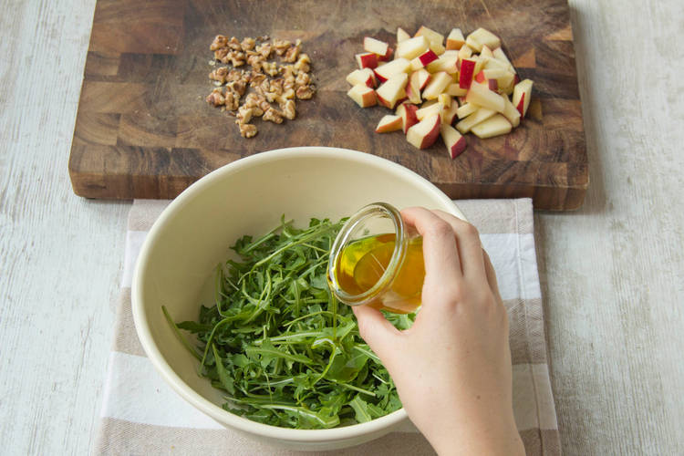 Rucola-Apfelsalat zubereiten