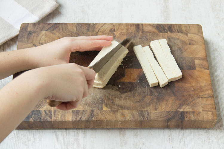 Tofu schneiden und Soße vorbereiten