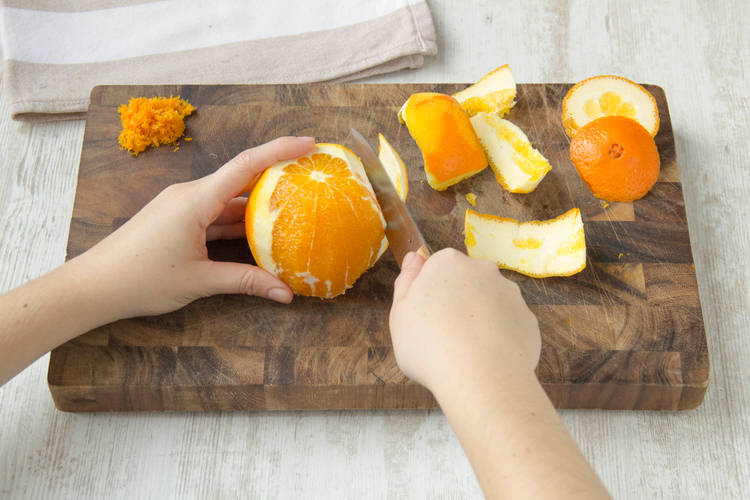 Orangen schälen und schneiden