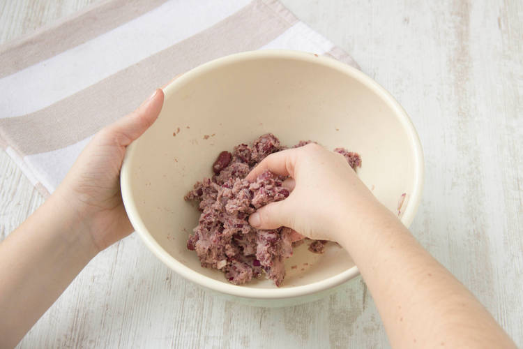 Bohnen zu Bratlingen formen