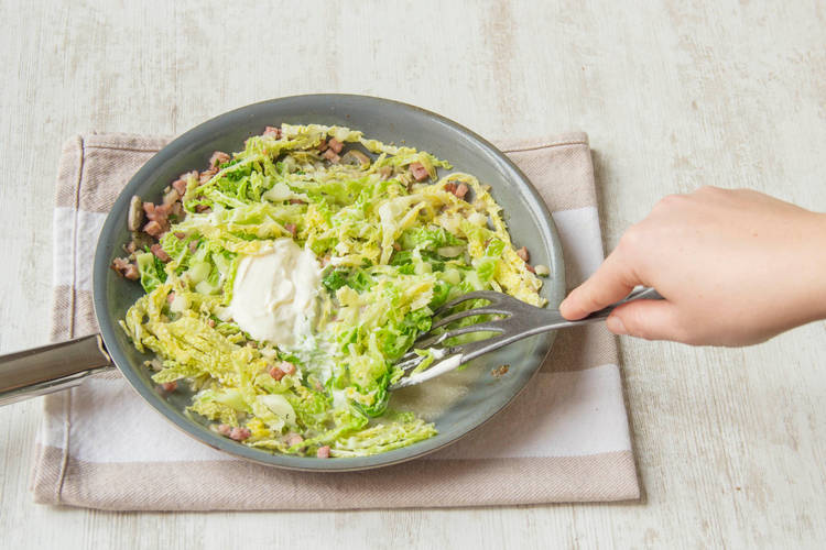 Wirsing, Knoblauch, Speck, Schalotten, Creme Fraiche, Brühe und Rosmarin