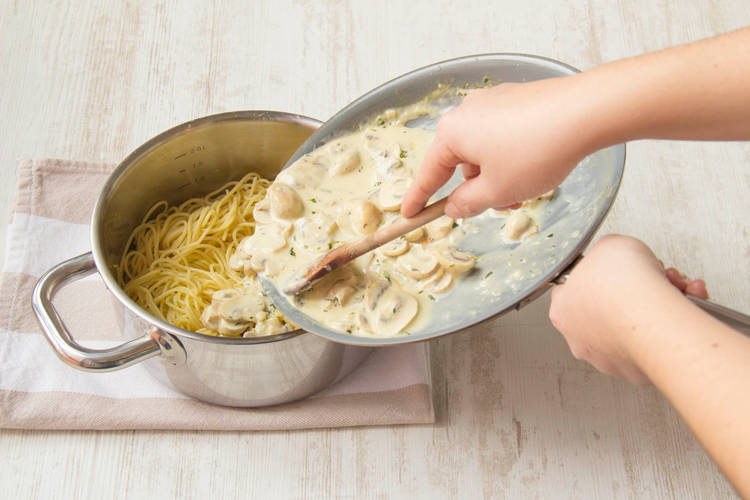 Die Spaghetti mit der Soße anrichten!