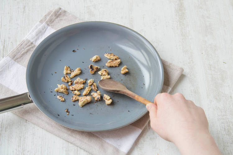 Fry the walnuts