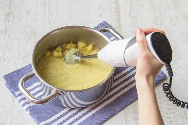 Pureer de soep met een staafmixer of in een blender