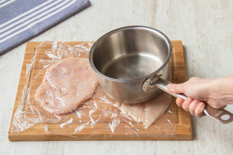 Sla de kipfilet plat met de onderkant van een pan