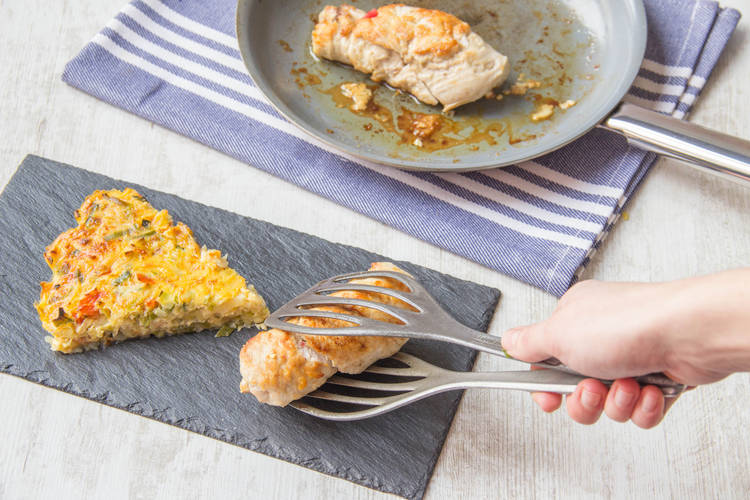 Verdeel de rösti-ovenschotel over de borden