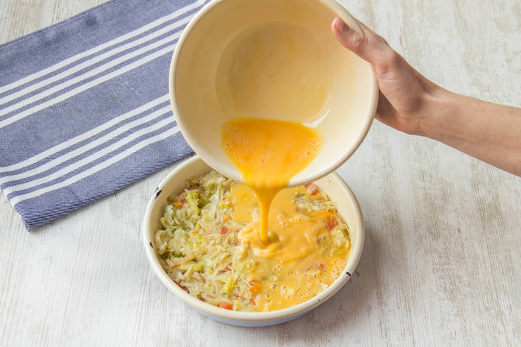Verdeel het ei over de aardappel en groenten