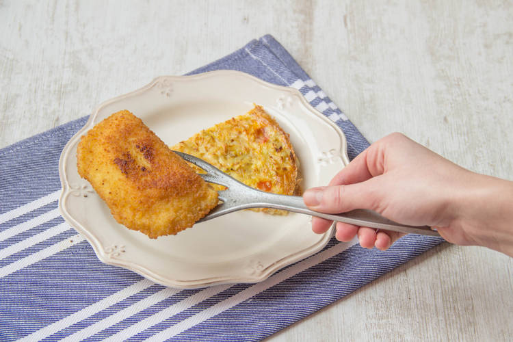 Verdeel de rösti-ovenschotel over de borden en serveer met de champignoncordonbleu