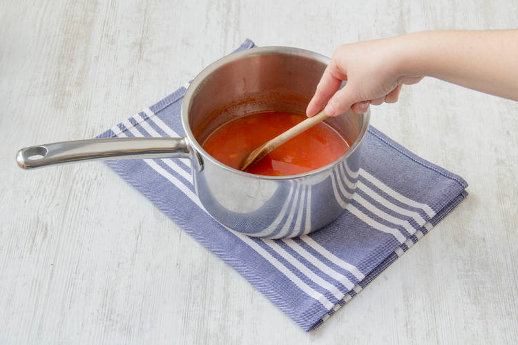 Prepare the tomato broth