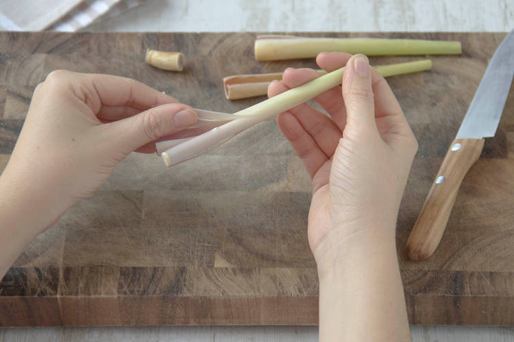 Remove the outer leaves of the lemongrass
