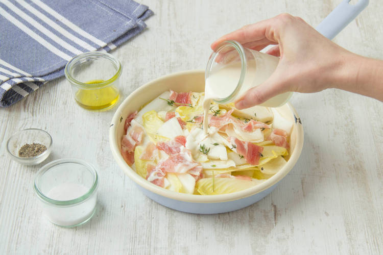 Chicorée, Thymian, Knoblauch und Bacon für dem Backofen vorbereiten