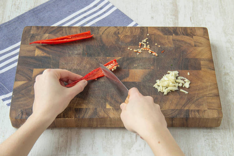 Knoblauch und Chilischoten vorbereiten