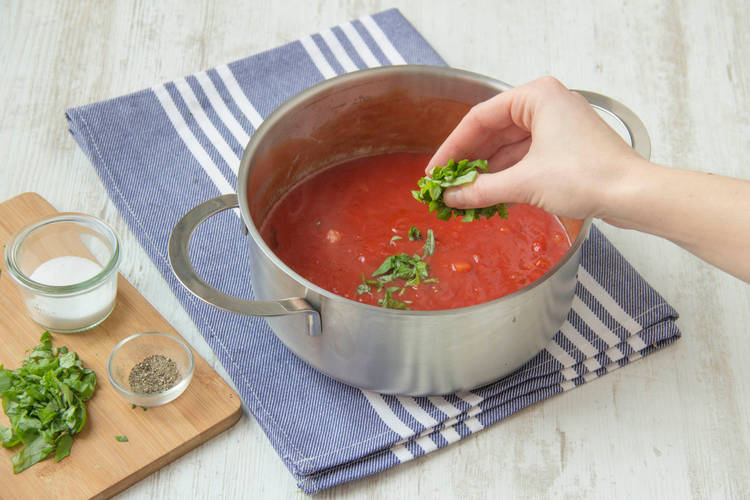 Die Tomatensoße zubereiten