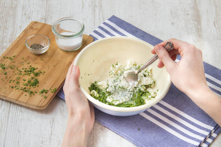 Den Frischkäse mit Dill vermengen