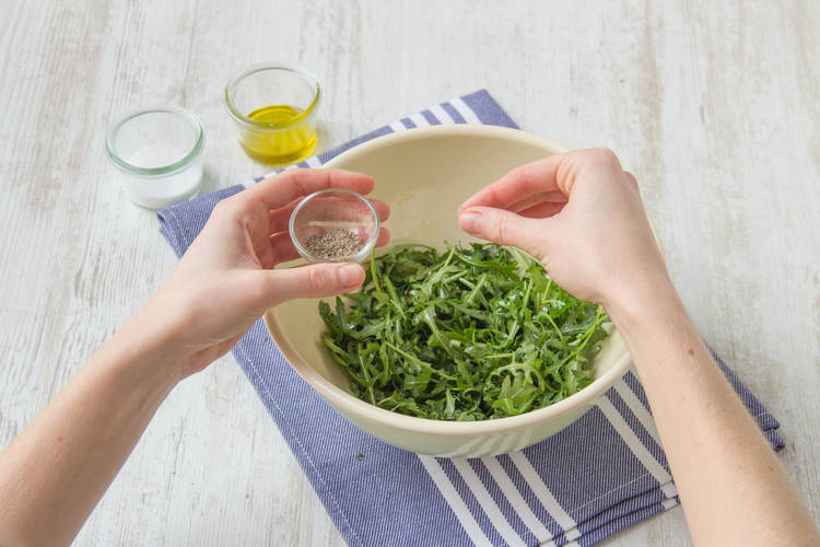 Den Rucola würzen
