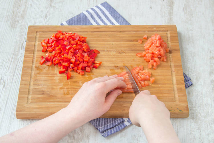 Paprika und Tomate würfeln