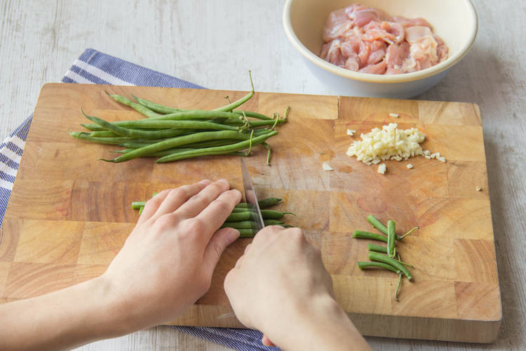 Cut the beans and garlic
