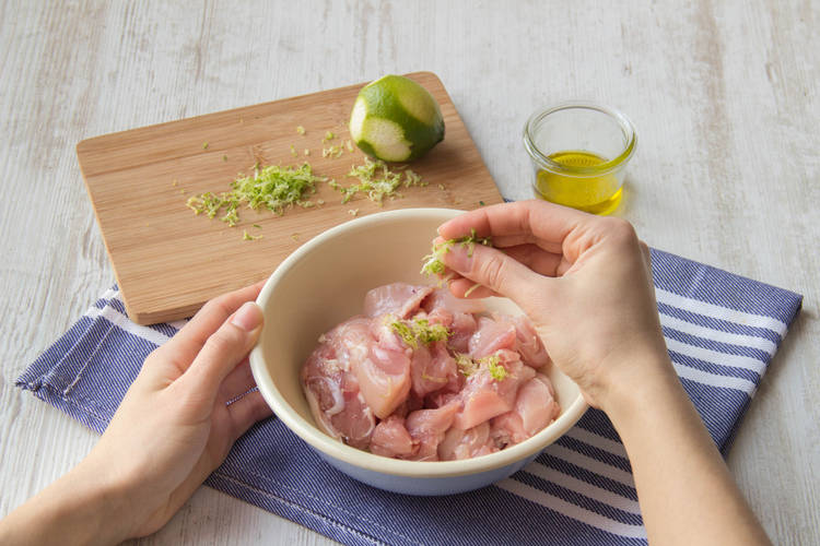 Mix the chicken and lime